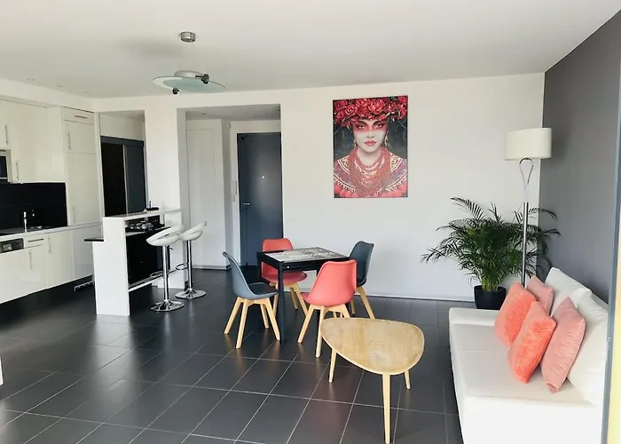 T2 Front De Mer 2Pers 1 Minute De La Plaget2 De 44 M2 Plus Terrasse 16M2 , Vue Mer Panoramique Et En Face De La Plage Cet Appartement Refait A Neuf Beneficie D\'Un Confort Et D Un Equipement Optima Cet Appartement Est Ideal Pour 2 Personnes Avec Sa Ch