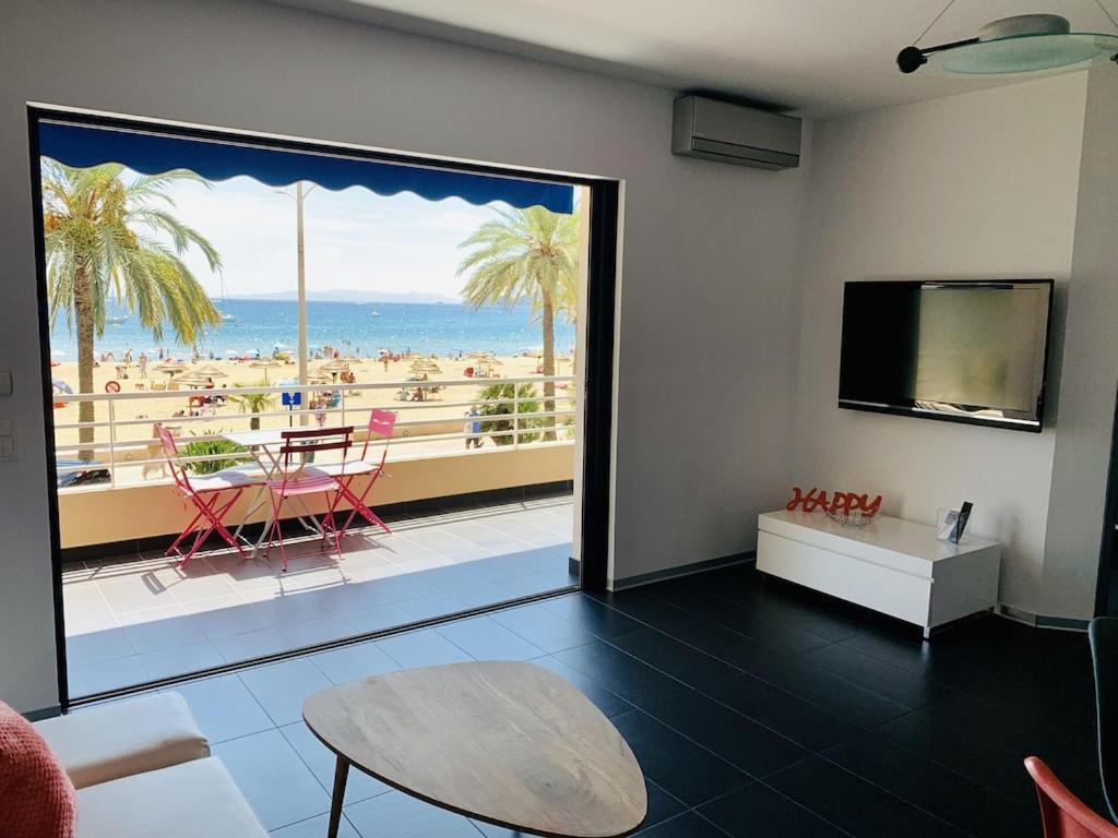 Apartment T2 Panoramic Seaview: Beachfront Comfort For Two Le Lavandou