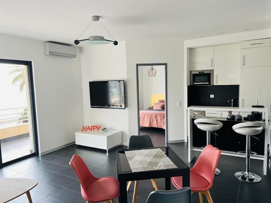 T2 Panoramic Seaview: Beachfront Comfort For Two Apartment