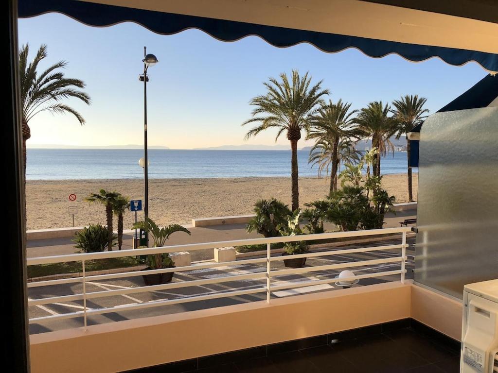 T2 Panoramic Seaview: Beachfront Comfort For Two Apartment *