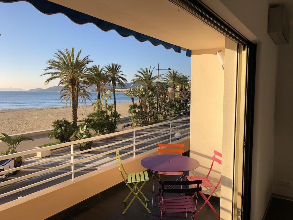 T2 Panoramic Seaview: Beachfront Comfort For Two Le Lavandou