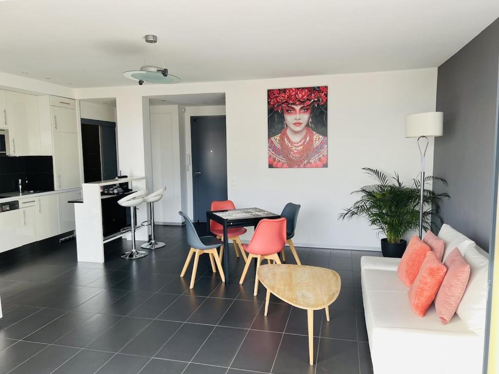 T2 Panoramic Seaview: Beachfront Comfort For Two Le Lavandou