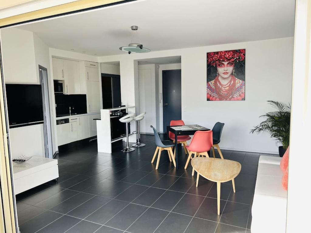 Apartment T2 Panoramic Seaview: Beachfront Comfort For Two