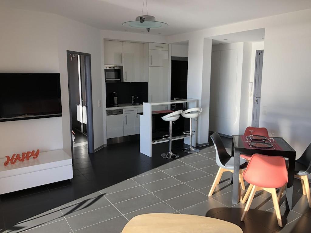 Apartment T2 Panoramic Seaview: Beachfront Comfort For Two