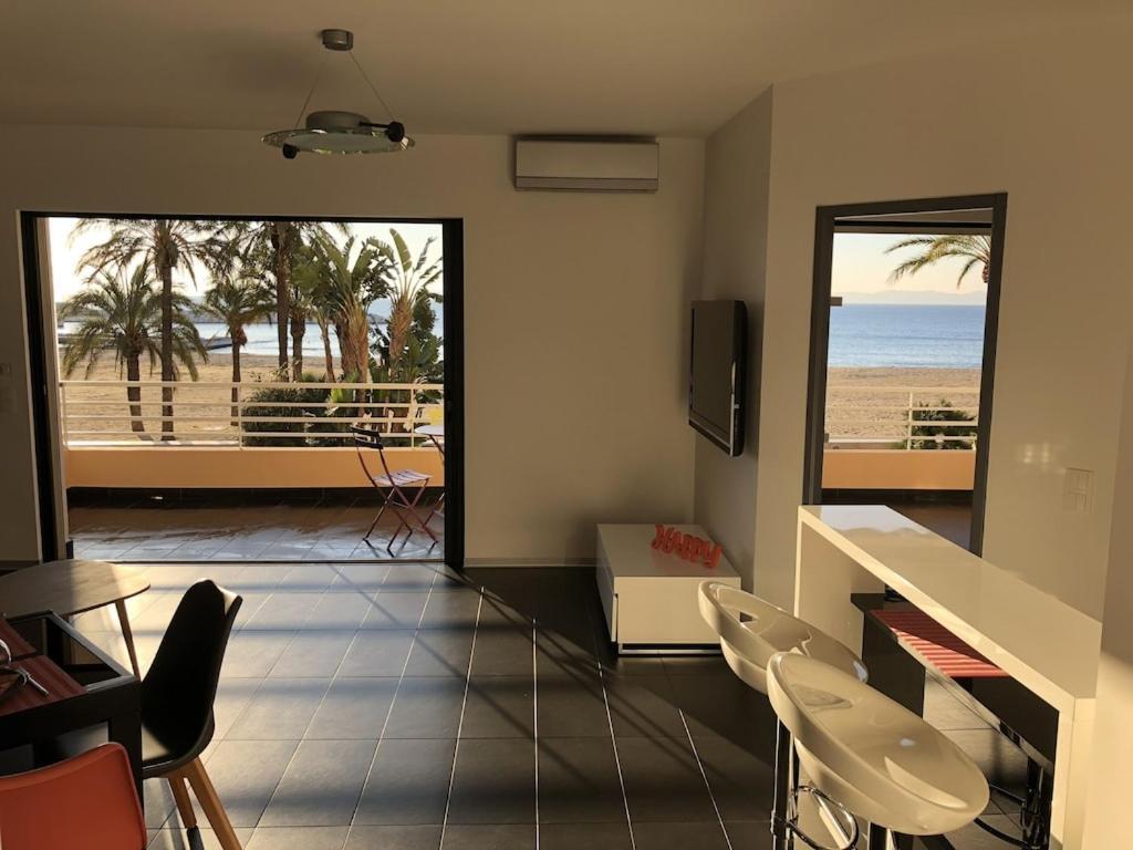 T2 Panoramic Seaview: Beachfront Comfort For Two