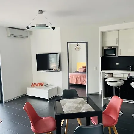 T2 Front De Mer 2Pers 1 Minute De La Plaget2 De 44 M2 Plus Terrasse 16M2 , Vue Mer Panoramique Et En Face De La Plage Cet Appartement Refait A Neuf Beneficie D'Un Confort Et D Un Equipement Optima Cet Appartement Est Ideal Pour 2 Personnes Avec Sa Ch Le Lavandou Exterior photo
