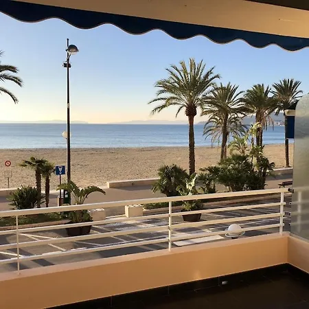 T2 Front De Mer 2Pers 1 Minute De La Plaget2 De 44 M2 Plus Terrasse 16M2 , Vue Mer Panoramique Et En Face De La Plage Cet Appartement Refait A Neuf Beneficie D'Un Confort Et D Un Equipement Optima Cet Appartement Est Ideal Pour 2 Personnes Avec Sa Ch Le Lavandou Exterior photo
