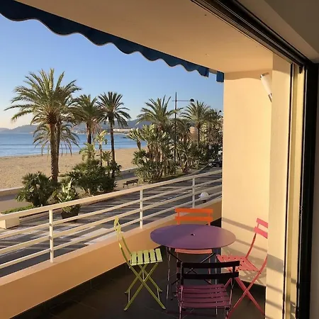 T2 Front De Mer 2Pers 1 Minute De La Plaget2 De 44 M2 Plus Terrasse 16M2 , Vue Mer Panoramique Et En Face De La Plage Cet Appartement Refait A Neuf Beneficie D'Un Confort Et D Un Equipement Optima Cet Appartement Est Ideal Pour 2 Personnes Avec Sa Ch Le Lavandou Exterior photo