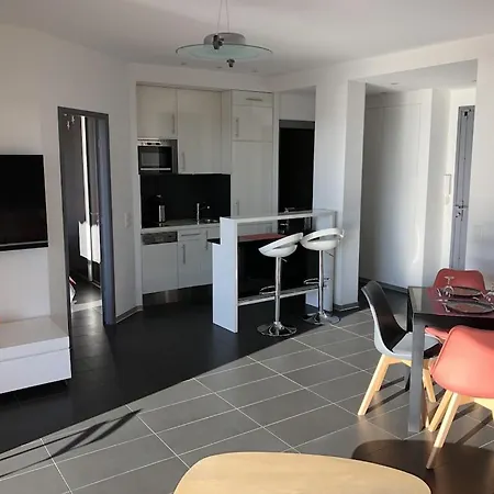 T2 Front De Mer 2Pers 1 Minute De La Plaget2 De 44 M2 Plus Terrasse 16M2 , Vue Mer Panoramique Et En Face De La Plage Cet Appartement Refait A Neuf Beneficie D'Un Confort Et D Un Equipement Optima Cet Appartement Est Ideal Pour 2 Personnes Avec Sa Ch Le Lavandou Exterior photo